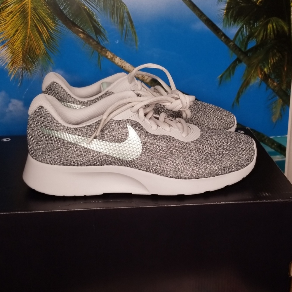 NWOB  Womens Nike Tanjun